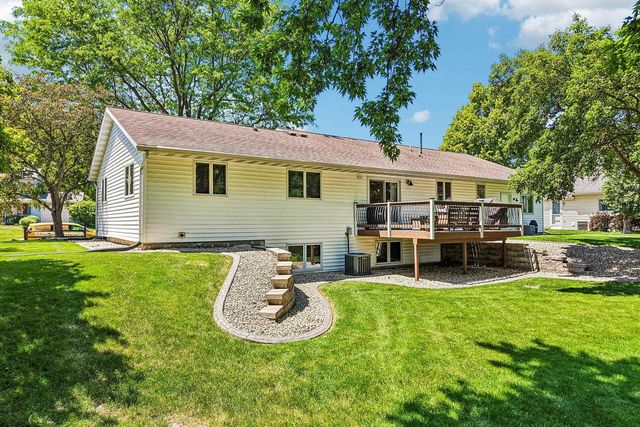 1102 S Holiday Drive, Waunakee, WI 53597