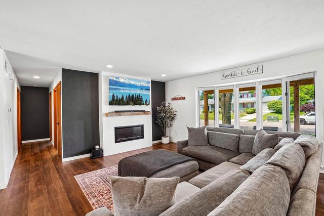 1102 S Holiday Drive, Waunakee, WI 53597