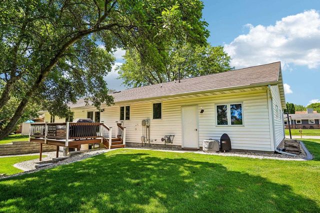 1102 S Holiday Drive, Waunakee, WI 53597