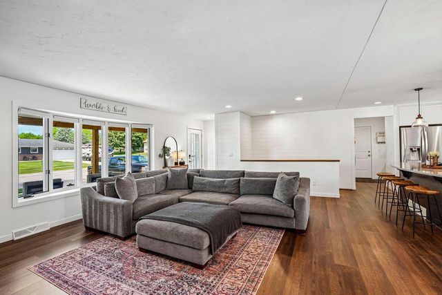 1102 S Holiday Drive, Waunakee, WI 53597