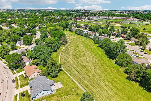 1102 S Holiday Drive, Waunakee, WI 53597