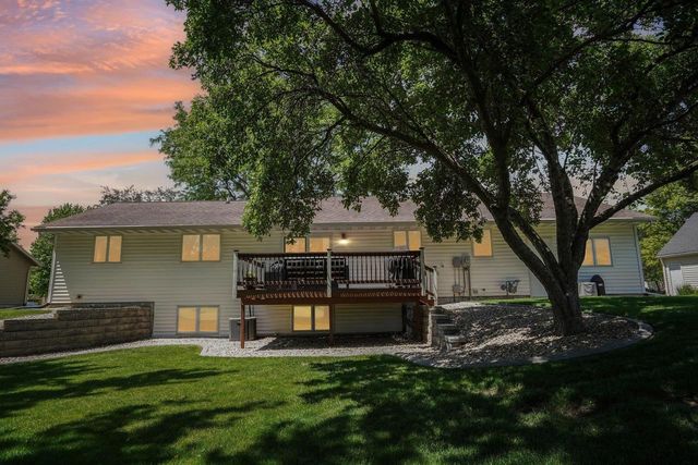1102 S Holiday Drive, Waunakee, WI 53597