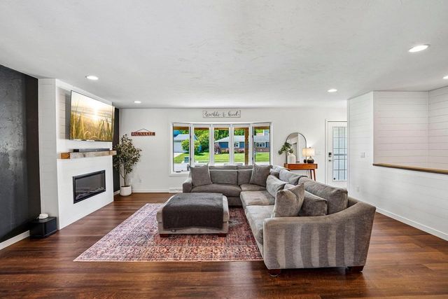 1102 S Holiday Drive, Waunakee, WI 53597