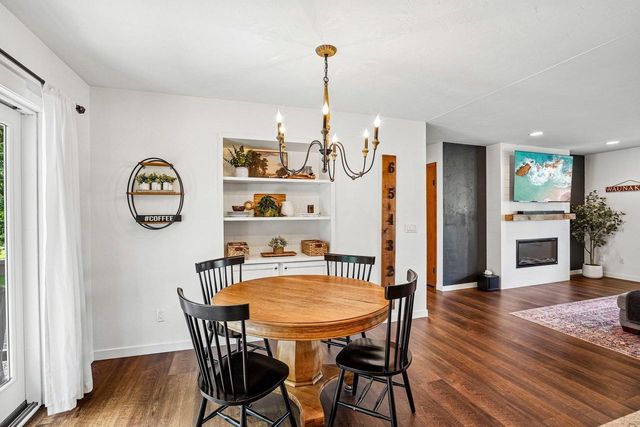 1102 S Holiday Drive, Waunakee, WI 53597