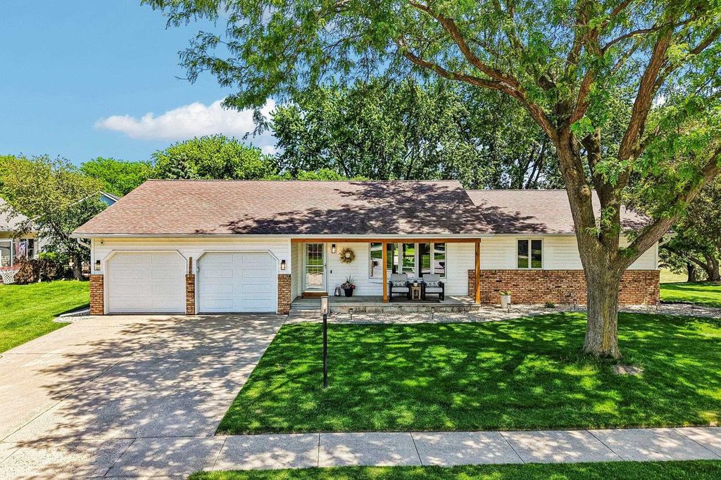 1102 S Holiday Drive, Waunakee, WI 53597