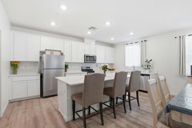 1957 Apiary Way, Hughson, CA 95326