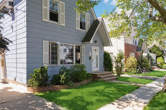 110 Yale Street, Williston Park, NY 11596