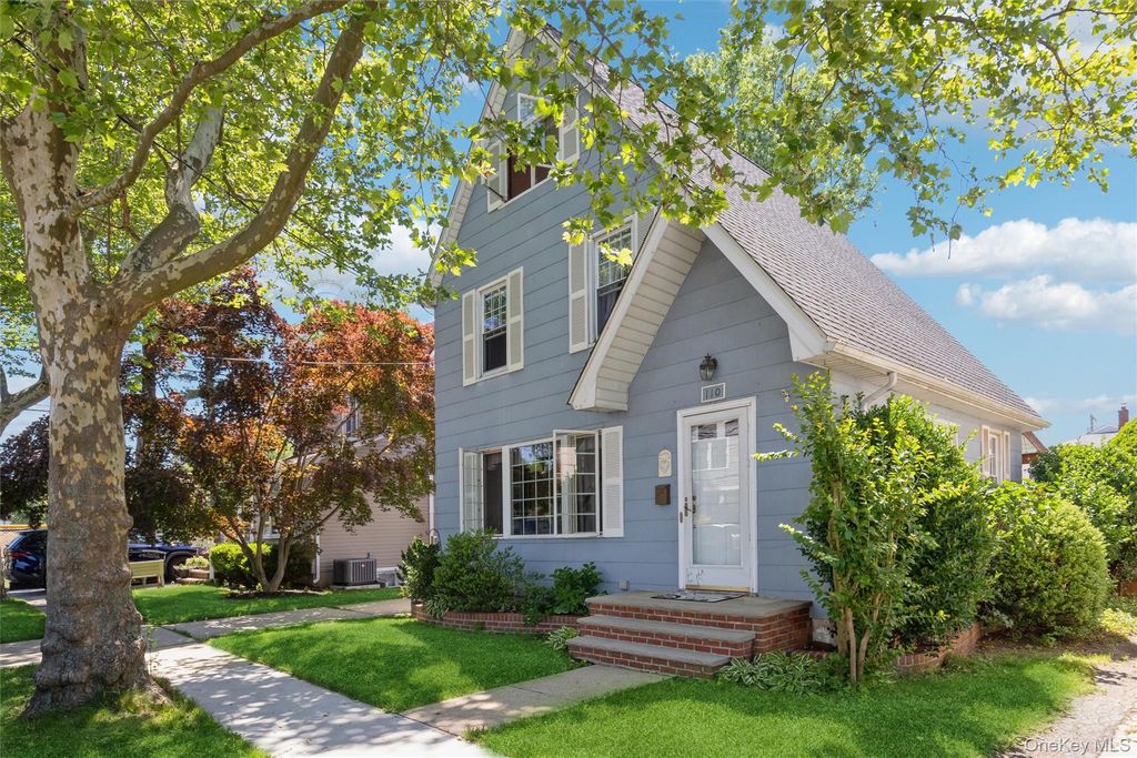 110 Yale Street, Williston Park, NY 11596