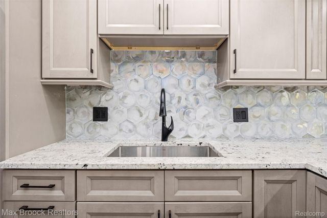 2724 Alveston Drive, Bloomfield Hills, MI 48304