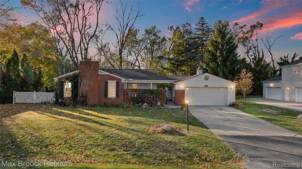 2724 Alveston Drive, Bloomfield Hills, MI 48304