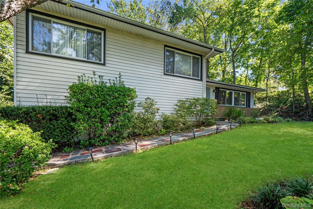 58 Ridge Drive E, Roslyn, NY 11576 — photo 2