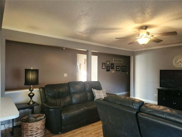 1000 Canterbury Road, Blue Springs, MO 64019