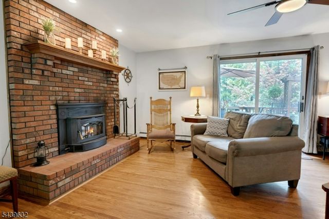 20 Lark Ln, Jefferson Twp., NJ 07438