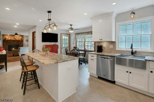 20 Lark Ln, Jefferson Twp., NJ 07438