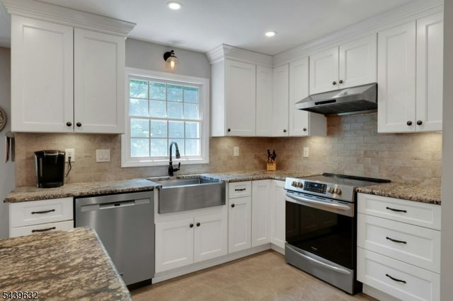 20 Lark Ln, Jefferson Twp., NJ 07438