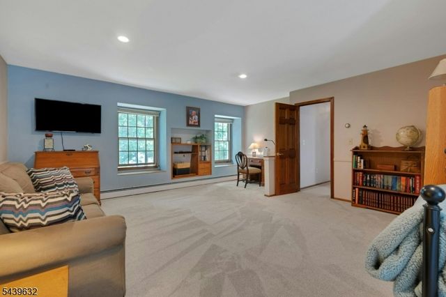 20 Lark Ln, Jefferson Twp., NJ 07438