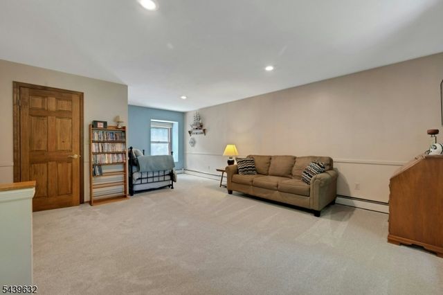 20 Lark Ln, Jefferson Twp., NJ 07438