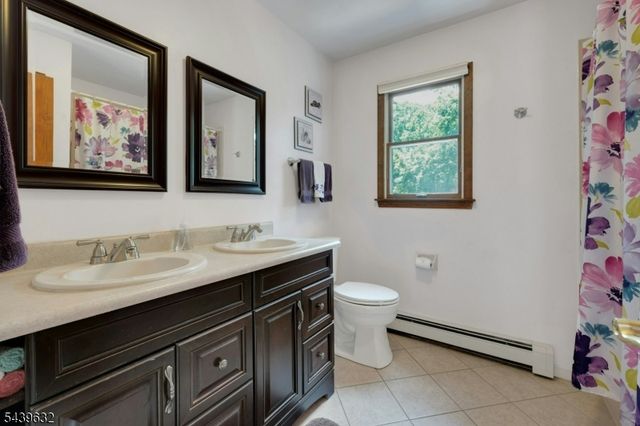20 Lark Ln, Jefferson Twp., NJ 07438
