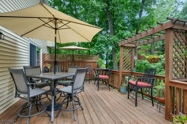 20 Lark Ln, Jefferson Twp., NJ 07438