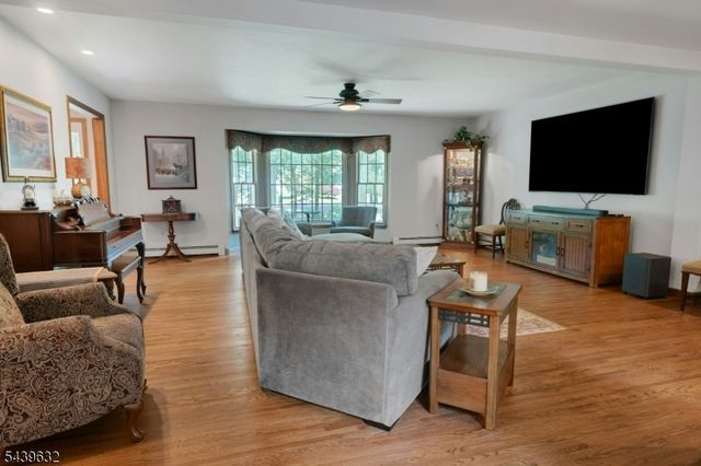 20 Lark Ln, Jefferson Twp., NJ 07438