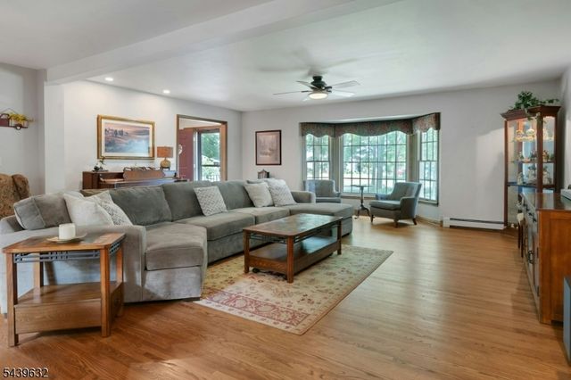 20 Lark Ln, Jefferson Twp., NJ 07438