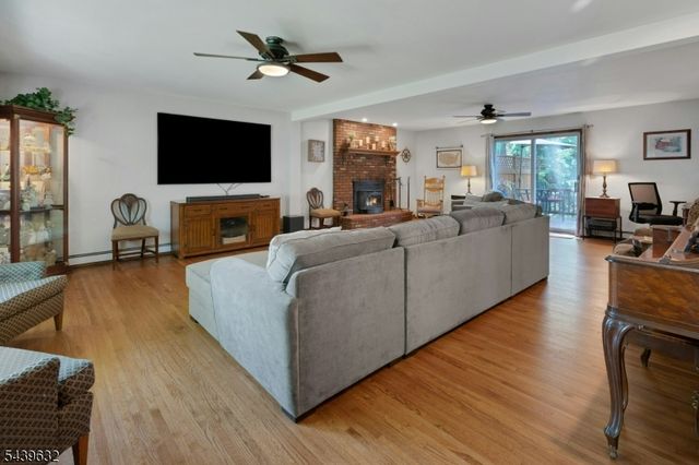 20 Lark Ln, Jefferson Twp., NJ 07438