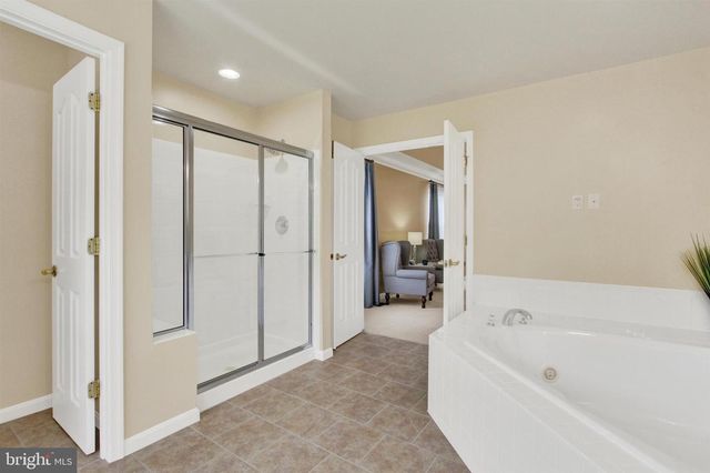 805 CLYDESDALE DR, York, PA 17402