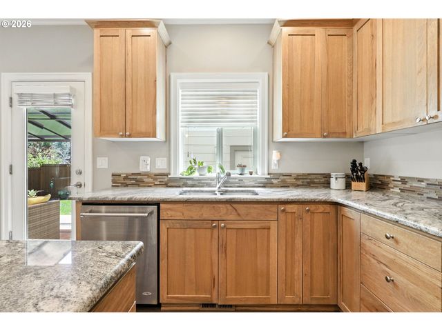 18771 SUNBLAZE Dr, Oregon City, OR 97045