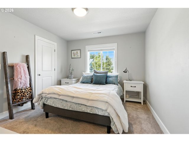 18771 SUNBLAZE Dr, Oregon City, OR 97045