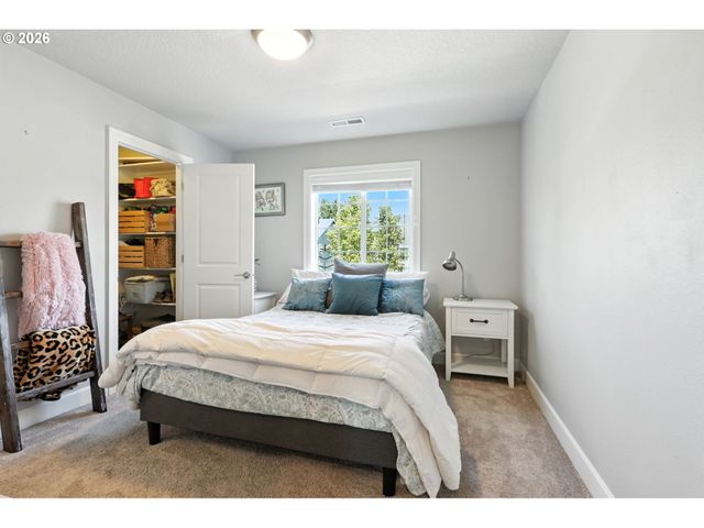 18771 SUNBLAZE Dr, Oregon City, OR 97045