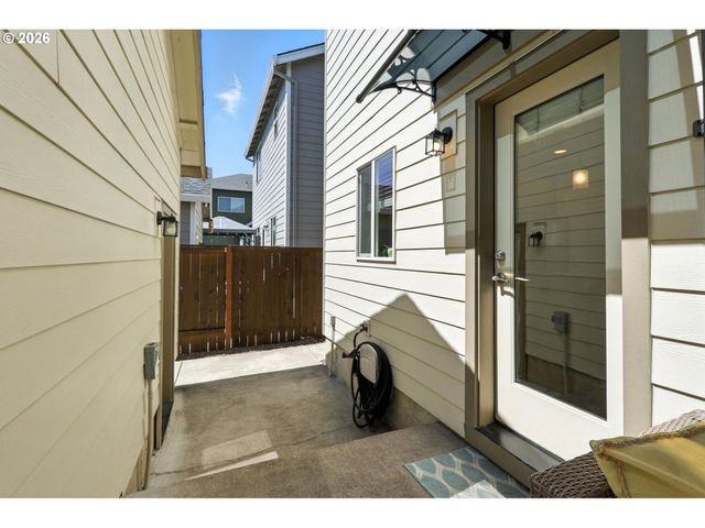 18771 SUNBLAZE Dr, Oregon City, OR 97045