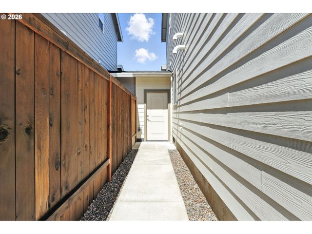 18771 SUNBLAZE Dr, Oregon City, OR 97045