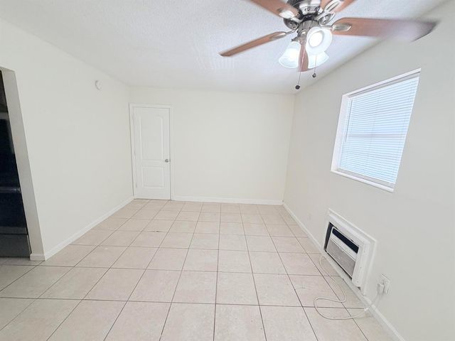 3030 NW 43rd Terrace 207, Lauderdale Lakes, FL 33313