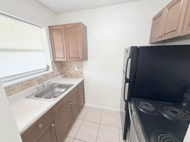 3030 NW 43rd Terrace 207, Lauderdale Lakes, FL 33313
