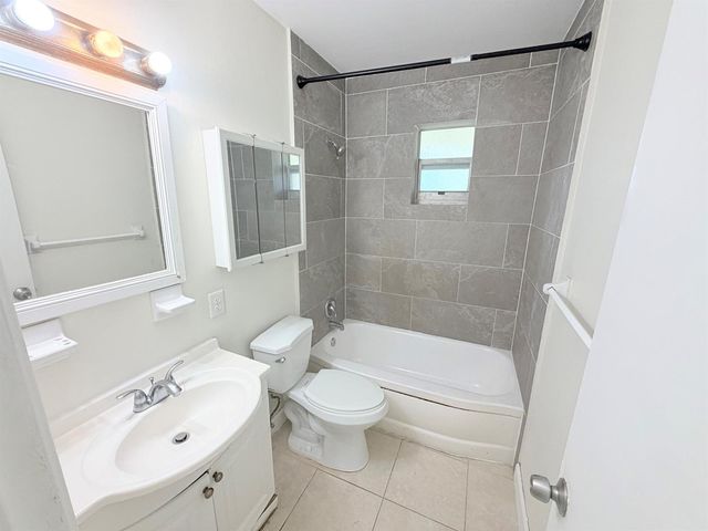 3030 NW 43rd Terrace 207, Lauderdale Lakes, FL 33313