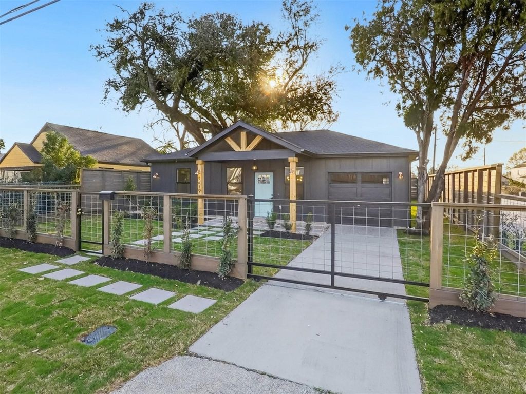 5619 Chapman Street, Houston, TX 77009