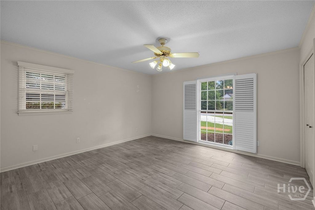 Image 10 of property listing at 301 Wellington Road, Savannah, GA 31410