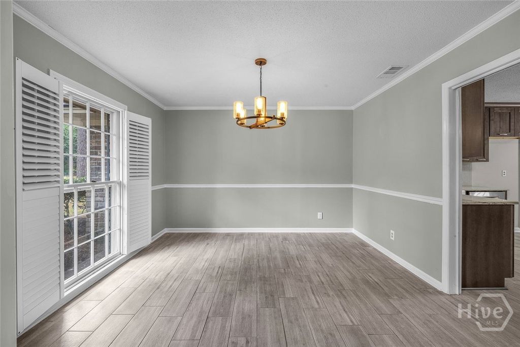 Image 11 of property listing at 301 Wellington Road, Savannah, GA 31410