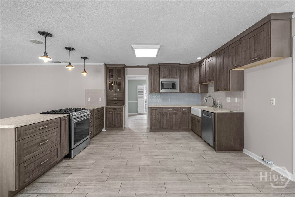 Image 14 of property listing at 301 Wellington Road, Savannah, GA 31410