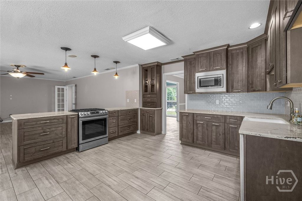 Image 16 of property listing at 301 Wellington Road, Savannah, GA 31410