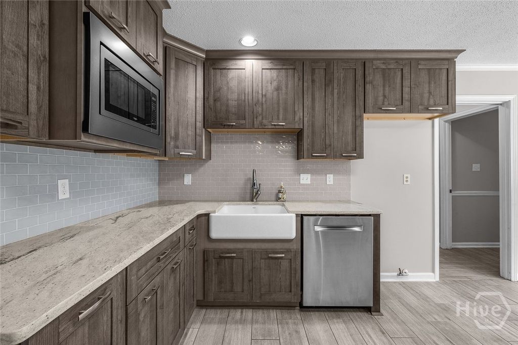 Image 17 of property listing at 301 Wellington Road, Savannah, GA 31410