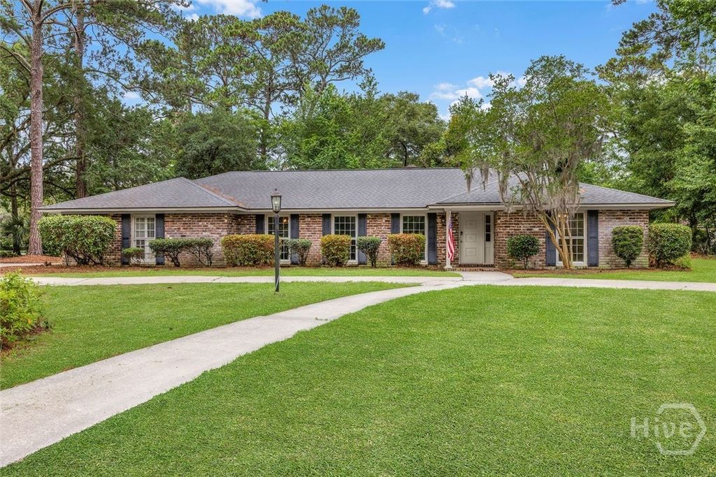 Image 2 of property listing at 301 Wellington Road, Savannah, GA 31410
