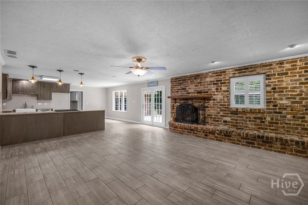 Image 23 of property listing at 301 Wellington Road, Savannah, GA 31410
