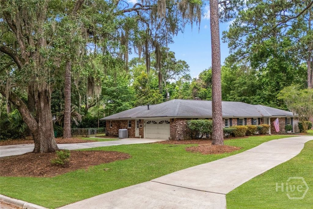 Image 3 of property listing at 301 Wellington Road, Savannah, GA 31410