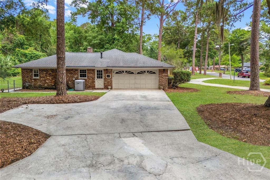 Image 4 of property listing at 301 Wellington Road, Savannah, GA 31410