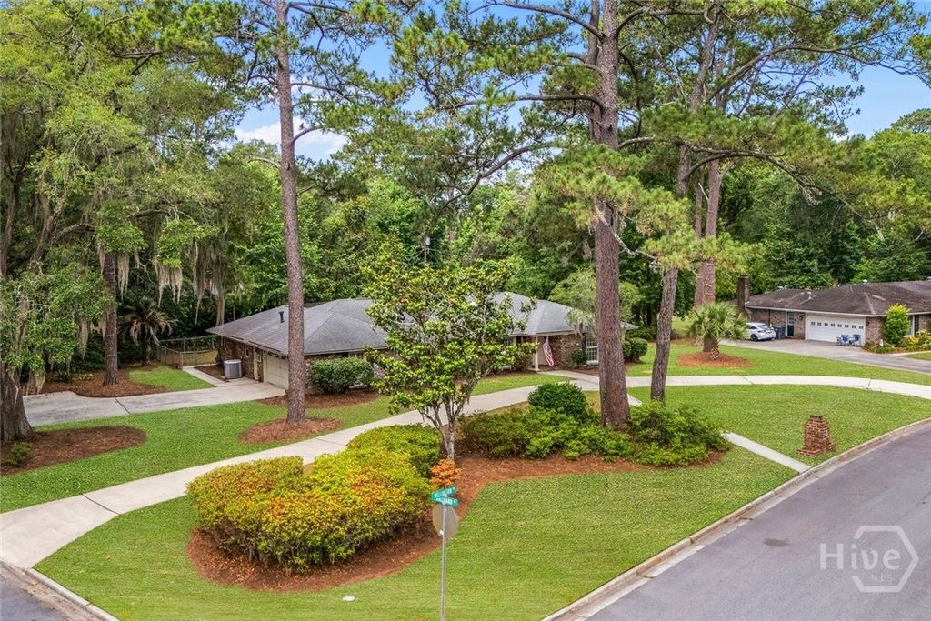 Image 5 of property listing at 301 Wellington Road, Savannah, GA 31410