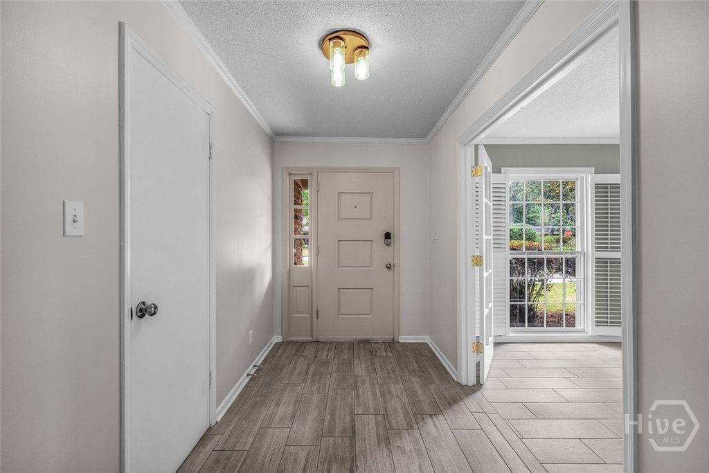 Image 6 of property listing at 301 Wellington Road, Savannah, GA 31410