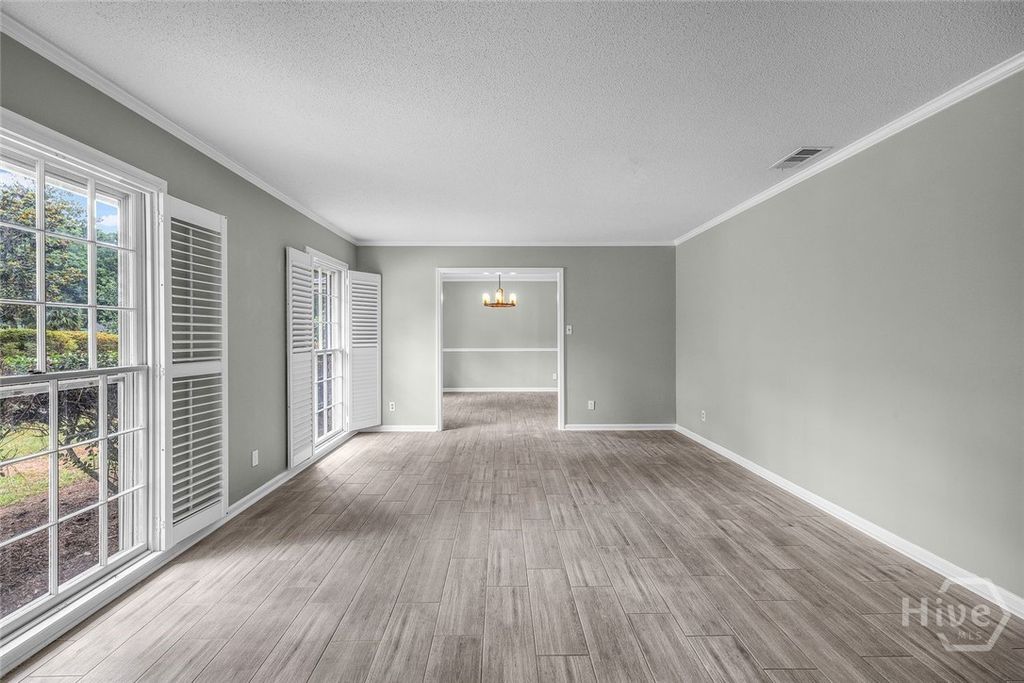 Image 7 of property listing at 301 Wellington Road, Savannah, GA 31410