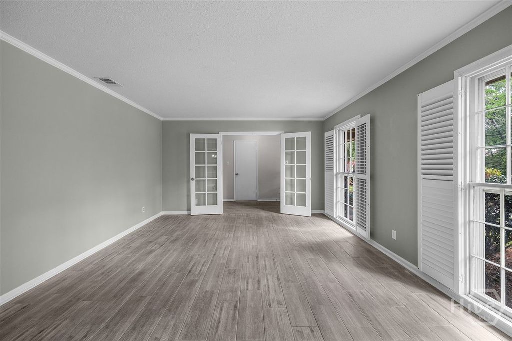 Image 8 of property listing at 301 Wellington Road, Savannah, GA 31410