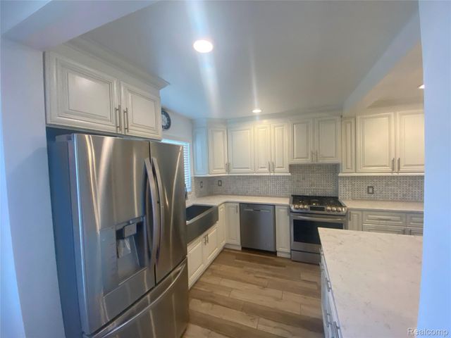 1886 E 13 Mile Road, Madison Heights, MI 48071